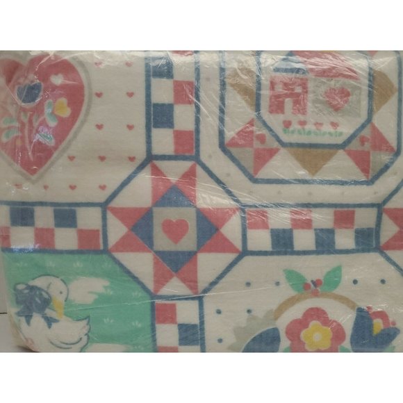 New Vintage Beacon Home Designs Country Print Blanket Satin Edge 72" x 90" - Picture 3 of 3